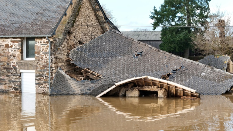 Une maison entourée par les eaux le 28 janvier 2025 à Guipry-Messac, en Ille-et-Vilaine