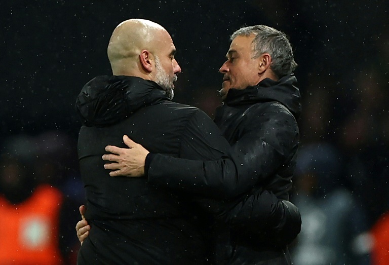 L'entraîneur espagnol du Paris Saint-Germain, Luis Enrique (D), fait une accolade au manager espagnol de Manchester City, Pep Guardiola, à la fin du match de la Champions League, au Parc des Princes à Paris, le 22 janvier 2025