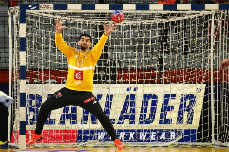 Le gardien de l'équipe de France de hand Remi Desbonnet en action contre la Hongrie lors du Mondial-2025 le 21 janvier 2025 à Varazdin en Croatie