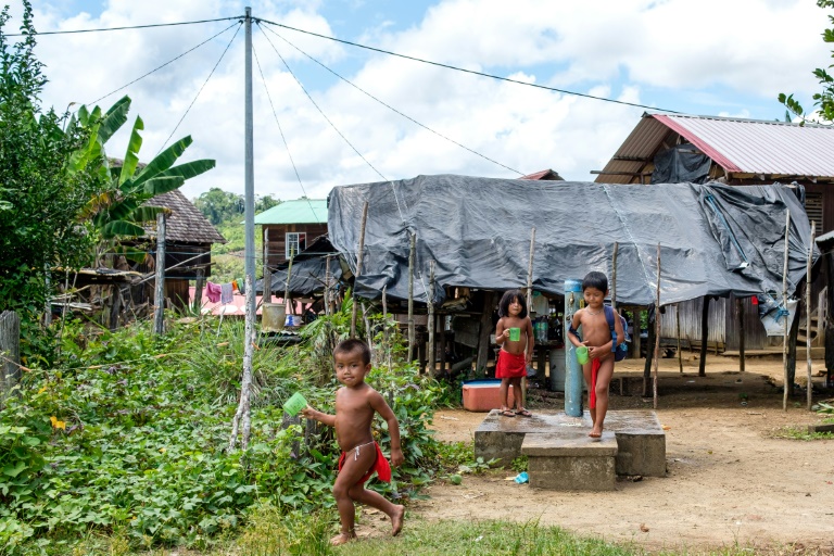 Des enfants Wayana dans le village amérindien d'Antécume-Pata, dans l'ouest de la Guyane, le 16 septembre 2018