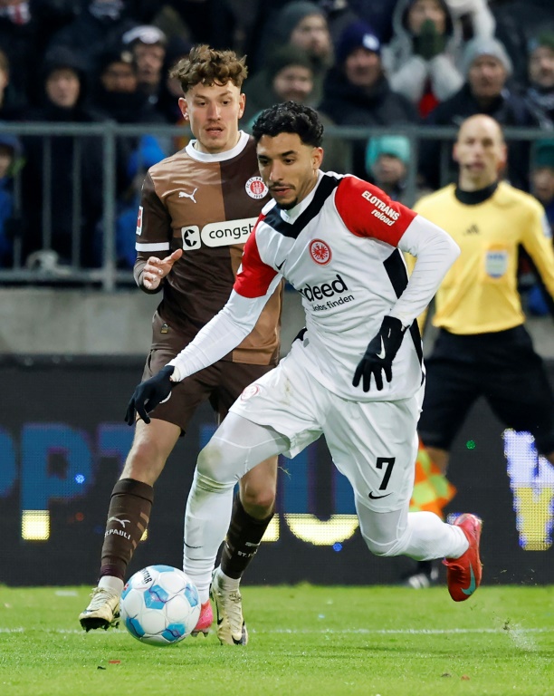 L'attaquant égyptien de Francfort Omar Marmoush dribble un défenseur de St Pauli samedi lors du match de la 16e journée de Bundesliga entre les deux équipes.