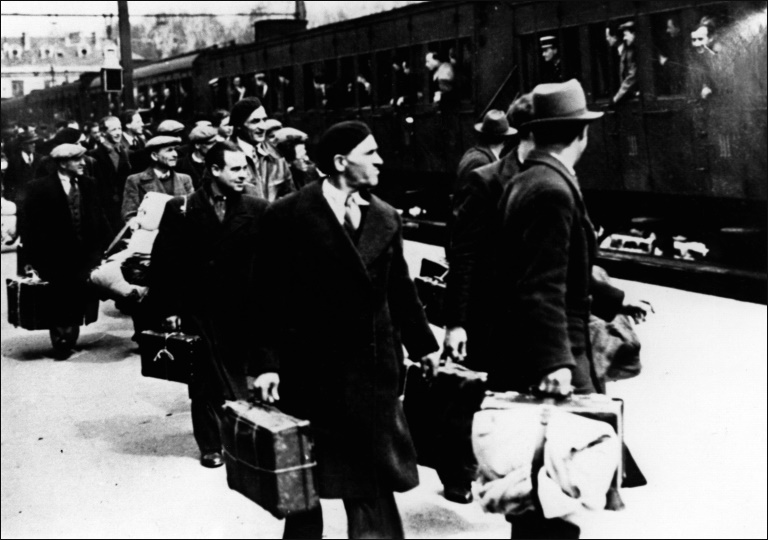 Un groupe de Juifs étrangers à la gare de Pithiviers en mai 1941