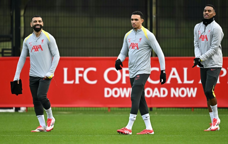 Les joueurs de Liverpool Mohamed Salah (g), Trent Alexander-Arnold (c) et Ryan Gravenberch à la veille du match de Ligue des Champions face au PSV Eindhoven, le 28 janvier 2025 à Liverpool