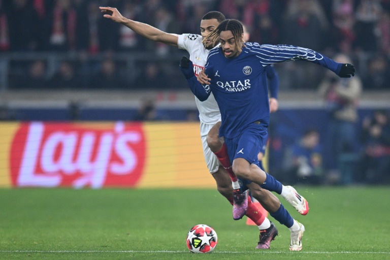 L'attaquant du Paris-SG Bradley Barcola à la lutte avec le défenseur de Stuttgart Josha Vagnoman lors du match de la phase de ligue de C1 entre Paris et Stuttgart le 29 janvier 2025 en Allemagne