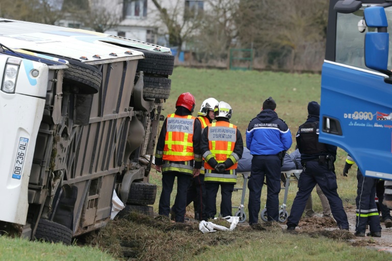 Sur les lieux de l'accident d'un car scolaire, à Jallans (Eure-et-Loir), le 30 janvier 2025