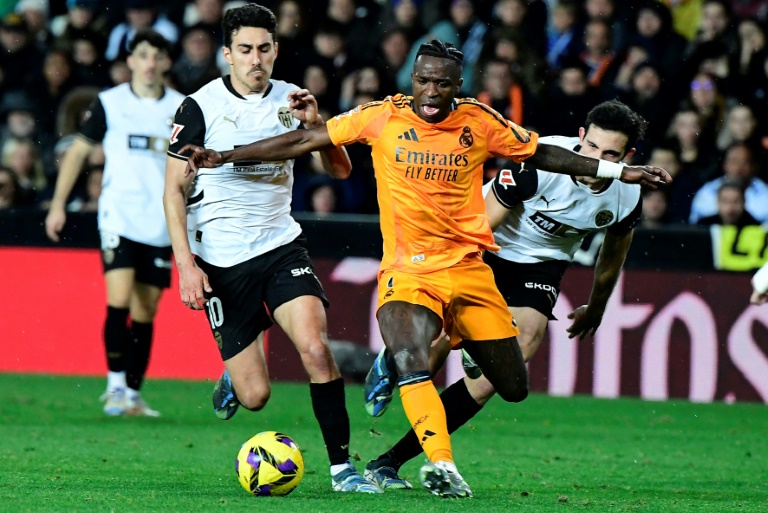 L'attaquant brésilien du Real Madrid Vinicius Junior (au centre) a été exclu contre Valence en match en retard de la la 12e journée du Championnat d'Espagne, le 3 janvier 2025 à Valence