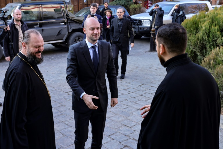 Le ministre français des Affaires étrangères Jean-Noël Barrot à Damas, en Syrie, lors d'une rencontre avec les représentants religieux de la communauté chrétienne, le 3 janvier 2025