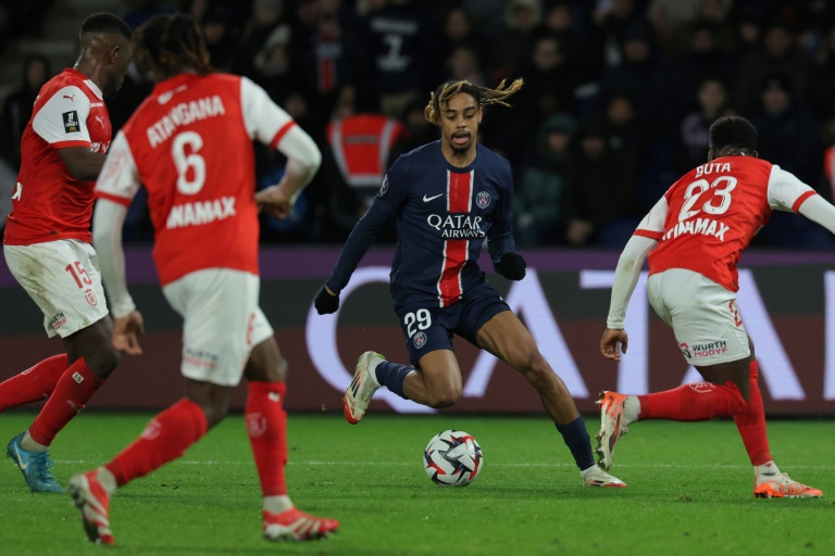 Le joueur du Paris SG Bradley Barcola (C) lors du match nul face à Reims (1-1), le 25 janvier 2025 au Parc des Princes