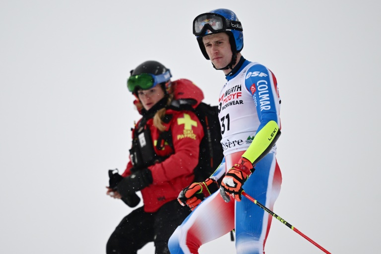 Le Français Clément Noël après sa chute lors du slalom géant de Val d'Isère, le 14 décembre 2024