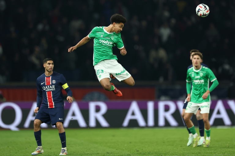 Le jeune Djylian N´Guessan (C) de Saint-Etienne lors de la défaite face au Paris SG (2-1), le 12 janvier 2025 au Parc des Princes