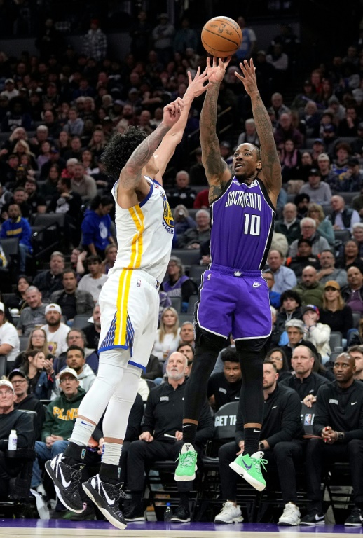 DeMar DeRozan, des Kings, tente un tir à trois points lors d'un match de saison régulière contre les Golden State Warriors, le 22 janvier 2025 à Sacramento