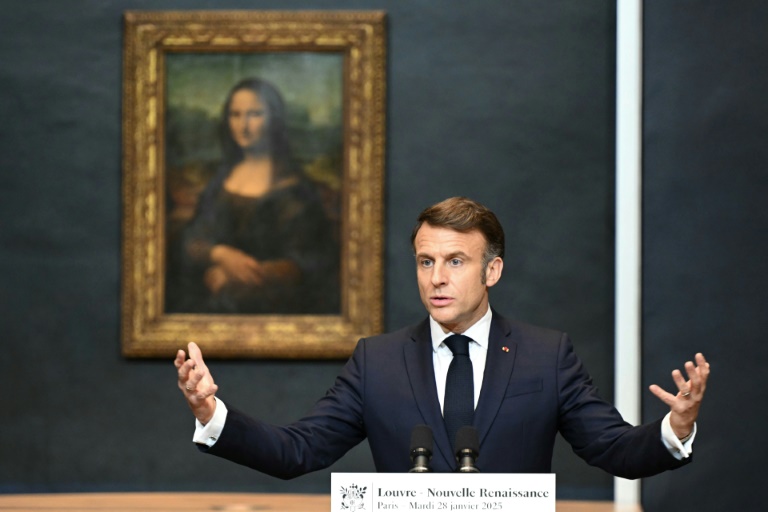 Le président de la République Emmanuel Macron lors de son discours au musée du Louvre, devant La Joconde de Leonard De Vinci, le 28 janvier 2025