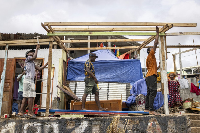 Des ouvriers réparent une maison à Mamoudzou, le 22 décembre 2024