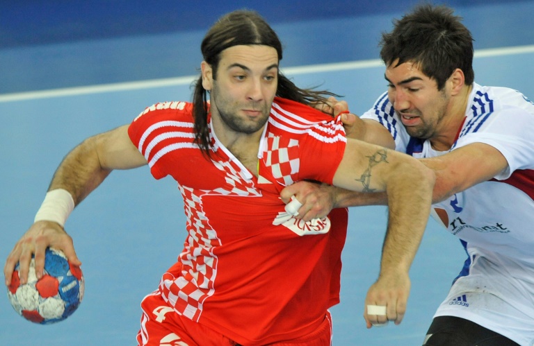 Le Croate Ivano Balic (gauche), au duel avec le Français Nikola Karabatic, lors de la brûlante finale du Mondial de handball, le 1er février 2009 à Zagreb MATCH86