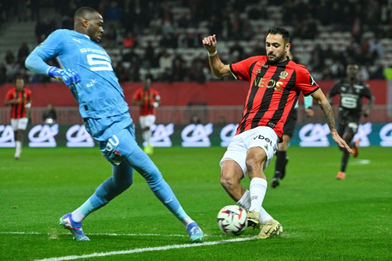 Le gardien de Rennes, Steve Mandanda, à l'origine du deuxième but de Nice après une mauvaise relance, lors de la 16e journée de Ligue 1, à l'Allianz Riviera, le 3 janvier 2025