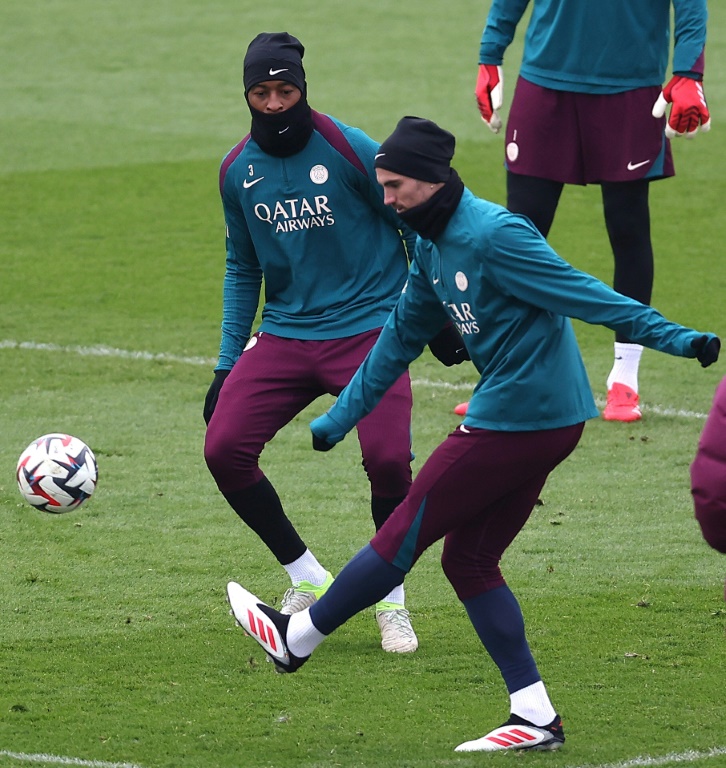 Presnel Kimpembe (g) à l'entraînement avec le PSG à la veille du match de L1 contre Saint-Etienne, le 11 janvier 2025 à Poissy