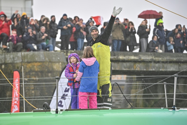 Nicolas Lunven retrouve ses enfants et salue la foule, à son arrivée aux Sables-d'Olonne après avoir bouclé le Vendée Globe, le 25 janvier 2025