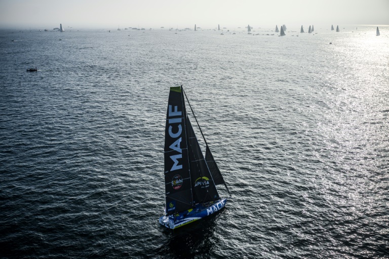 Le navigateur français Charlie Dalin navigue à bord de son Imoca Macif, le 10 novembre 2024 aux Sables-d'Olonne (Vendée)