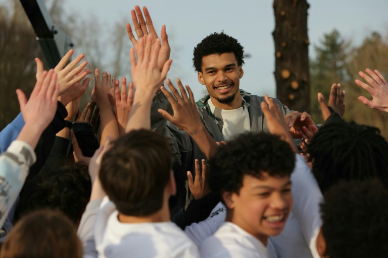 La star française des Spurs de San Antonio, Victor Wembanyama, lors de l'inauguration de terrains de basket dans sa ville d'origine, Le Chesnay, près de Paris, le 21 janvier 2025