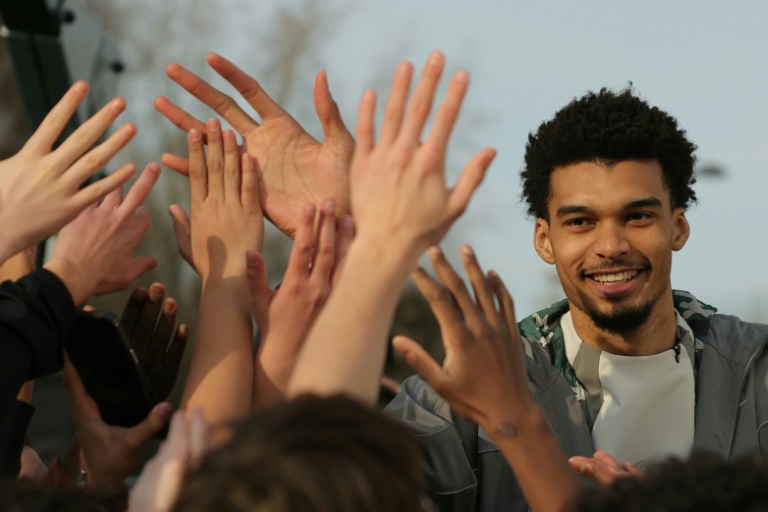 Victor Wembanyama rencontre des jeunes fans sur un terrain de basket du Chesnay, près de Paris, le 21 janvier 2025