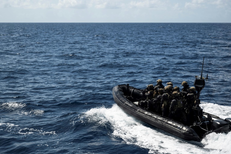 Des commandos de la Marine française à bord d'un bateau pneumatique Etraco lors d'une mission d'interception anti-drogue au large de la Martinique, le 16 novembre 2024 aux Antilles