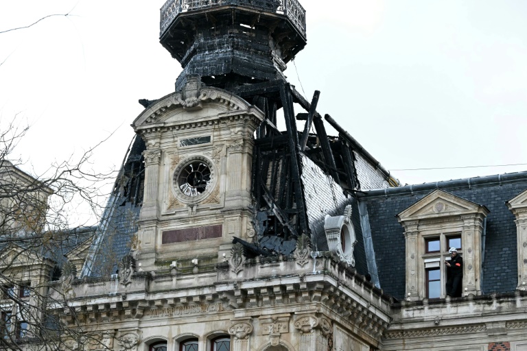 Le campanile de la mairie du 12e arrondissement de Paris très endommagé par l'incendie le 27 janvier 2025