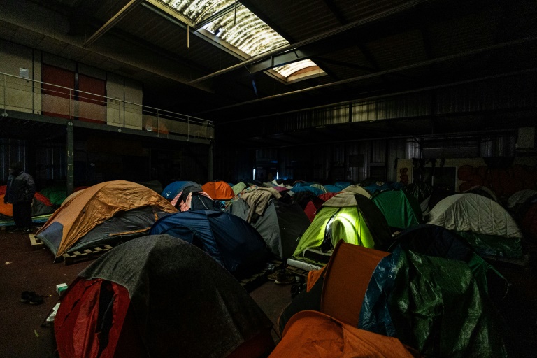 Un entrepôt abandonné, où des migrants s'abritent pendant les mois d'hiver, à Marck, près de Calais, dans le Pas-de-Calais, le 24 janvier 2025