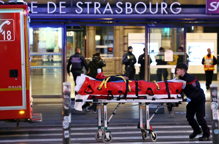 Une personne blessée est évacuée par les services de secours après l'accident de tramway survenu le 11 janvier 2025 à Strasbourg