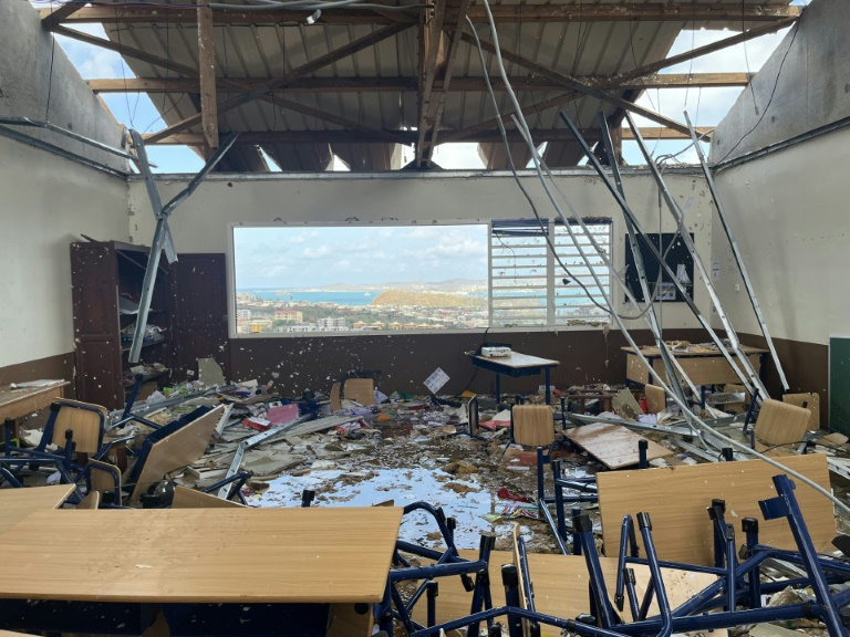 Une salle de classe de l'école primaire Cavani est détruite dans la capitale Mamoudzou après le passage du cyclone Chido sur le territoire français de Mayotte dans l'océan Indien, le 14 décembre 2024