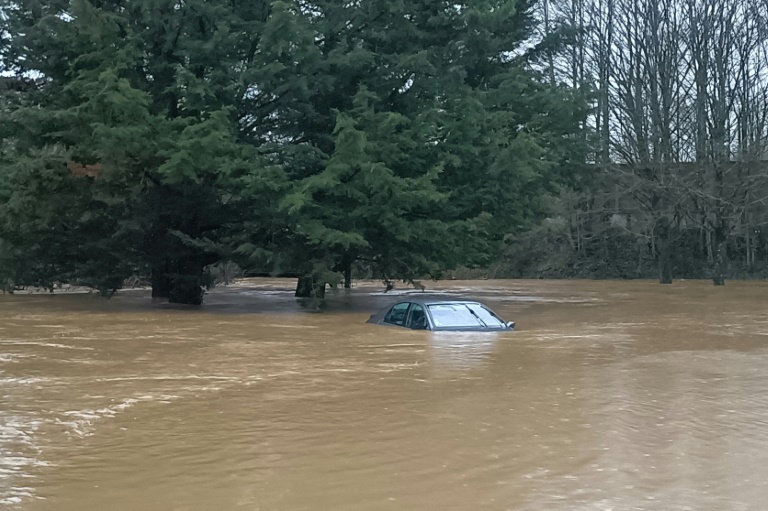 Une voiture sous les eaux après une crue de la Flume à Pace, en Ille-et-Vilaine, le 25 janvier 2025