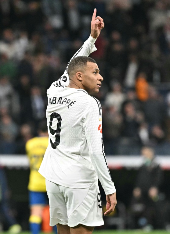 L'attaquant français du Real Madrid, Kylian Mbappe, fait un geste après avoir marqué un but qui a ensuite été annulé lors du match de la ligue espagnole entre le Real Madrid et Las Palmas au stade Santiago Bernabeu à Madrid, le 19 janvier 2025