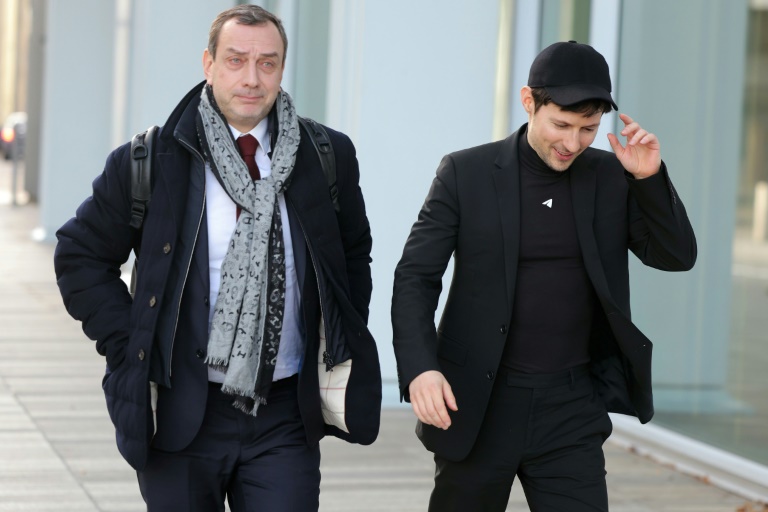 Pavel Durov, fondateur et patron de l'application Telegram, accompagné de son avocat David-Olivier Kaminiski, peu avant son audition le 6 décembre 2024 à Paris