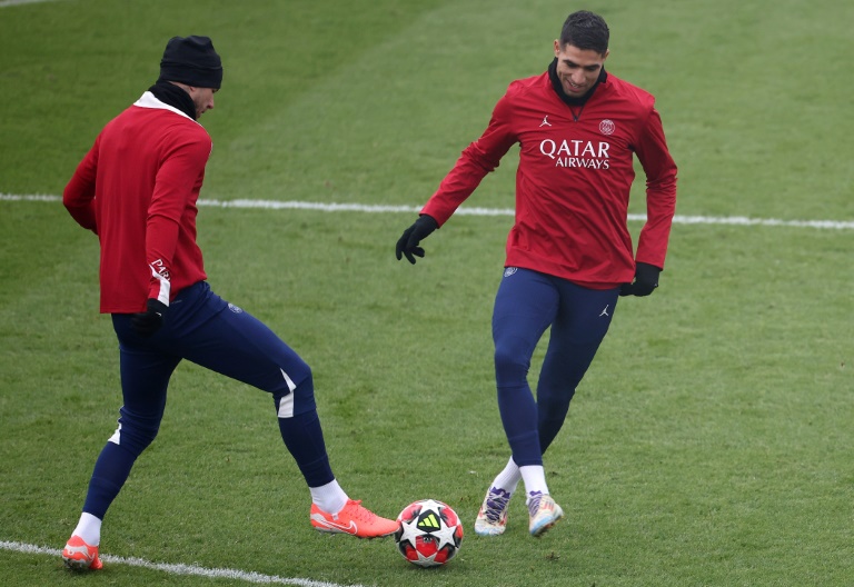 Fabian Ruiz (à gauche) et Achraf Hakimi (à droite) à l'entraînement avec le PSG le 21 janvier 2025 à Poissy à la veille du match de C1 contre Manchester City