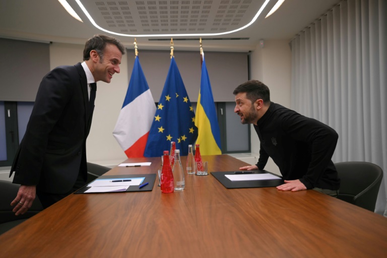 Emmanuel Macron et son homologue ukrainien Volodomyr Zelensky à Bruxelles, le 18 décembre 2024