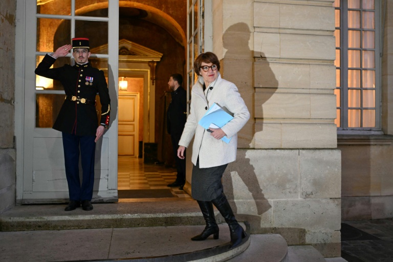 La ministre de l'Agriculture Annie Genevard arrive à Matignon, à Paris, pour une réunion avec le Premier ministre François Bayrou et les syndicats d'agriculteurs, le 13 janvier 2025