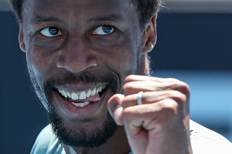 Le Français Gael Monfils célèbre sa victoire face à Daniel Altmaier au deuxième tour de l'Open d'Australie, à Melbourne, le 16 janvier 2025