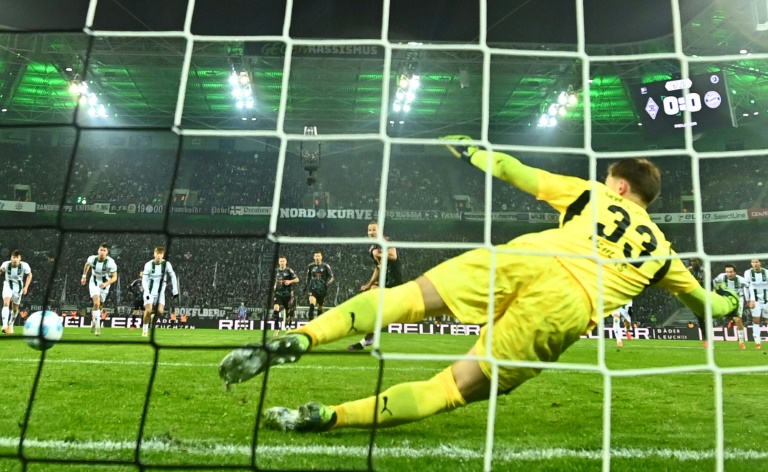 Le buteur du Bayern Harry Kane tire et marque un pénalty samedi à Mönchenglabach en Bundesliga.