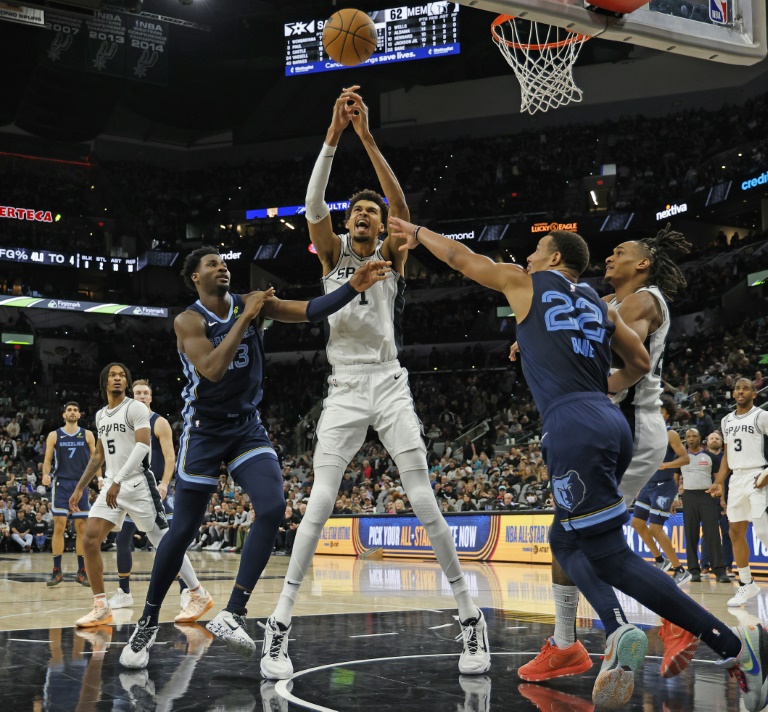 Victor Wembanyama (c.), la star des San Antonio Spurs, lors d'un match de NBA contre les Memphis Grizzlies, à San Antonio, le 17 janvier 2025