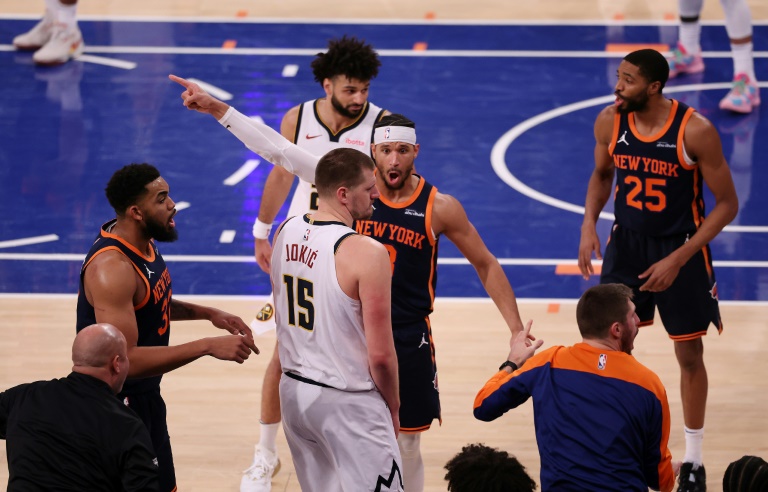 Josh Hart réagit face à  Nikola Jokic (de dos) lors du match NBA des Knicks contre les Denver Nuggets, le 29 janvier 2025 à New York