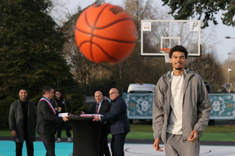 La star des San Antonio Spurs Victor Wembanyama de passage dans sa ville natale du Chesnay, près de Paris, le 21 janvier 2025