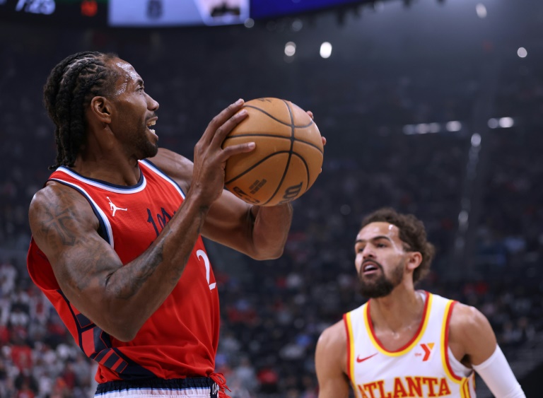 Kawhi Leonard, la star des Los Angeles Clippers, cherche à passer devant Trae Young, le meneur des Atlanta Hawks, lors d'une rencontre de NBA entre les deux franchises, à Los Angeles, le 4 janvier 2025