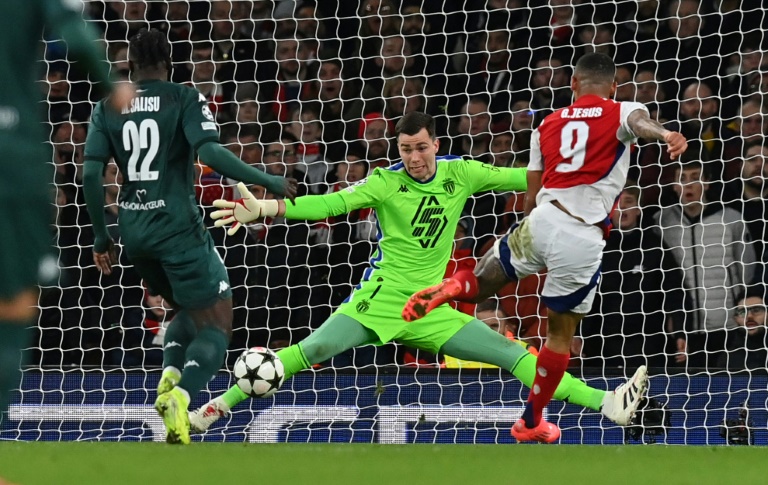 Le gardien de Monaco, Radoslaw Majecki, arrête un tir de l'attaquant d'Arsenal, Gabriel Jesus, lors du match de Ligue des champions à l'Emirates Stadium, le 11 décembre 2024