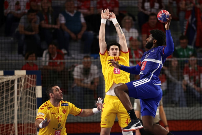 Le capitaine de l'équipe de France de handball Dika Mem lors de la victoire (32-25) contre la Macédoine du Nord lors du tour principal du Mondial, à Varazdin (Croatie), le 25 janvier 2025