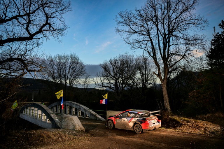 La Hyundai i20 du champion du monde belge Thierry Neuville dans la 15e spéciale du Rallye de Monte-Carlo, samedi soir entre La Batie-Des-Fonts et Aspremont près de Gap.