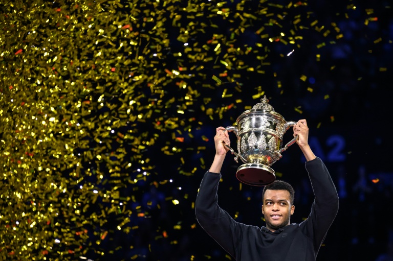 Giovanni Mpetshi Perricard soulève le trophée après sa victoire sur l'ATP 500 de Bâle (Suisse) contre l'Américain Ben Shelton le 27 octobre 2024. Le jeune tennisman affronte son compatriote et camarade de voyage Gaël Monfils au premier tour de l'Open d'Australie.