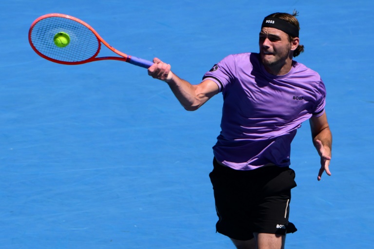 L'Américain Taylor Fritz frappe un coup contre le Français Gaël Monfils lors de leur match de simple masculin, le septième jour de l'Open d'Australie de tennis à Melbourne, le 18 janvier 2025