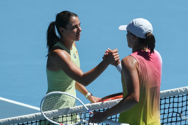 La Polonaise Iga Swiatek (à droite) et l'Américaine Emma Navarro (à gauche) à l'issue de leur match en quarts de finale de l'Open d'Australie à Melbourne, le 22 janvier 2025