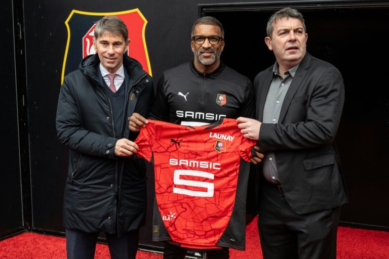 Le nouvel entraîneur du Stade Rennais Habib Beye (centre), avec le président du club Arnaud Pouille (droite) et le directeur sportif Frédéric Massara (gauche), le 31 janvier 2025 à Rennes