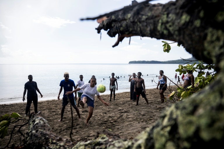 Des habitants jouent au football sur une plage de Mbouanasta, à Mayotte, le 1er janvier 2025