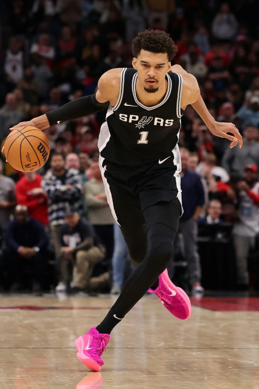 Victor Wembanyama dribble lors d'une rencontre des San Antonio Spurs contre les Bulls, le 6 janvier 2025 à Chicago